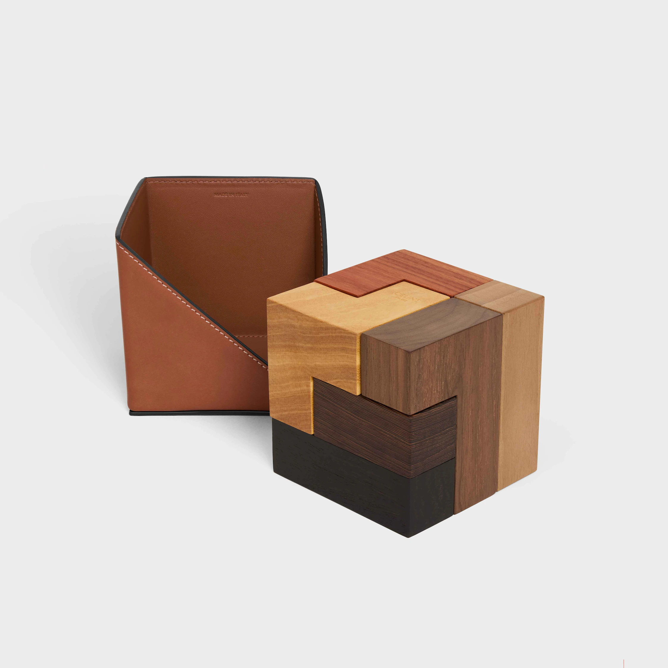 Puzzlewürfel aus Holz und natürlicher Kalbsledertasche