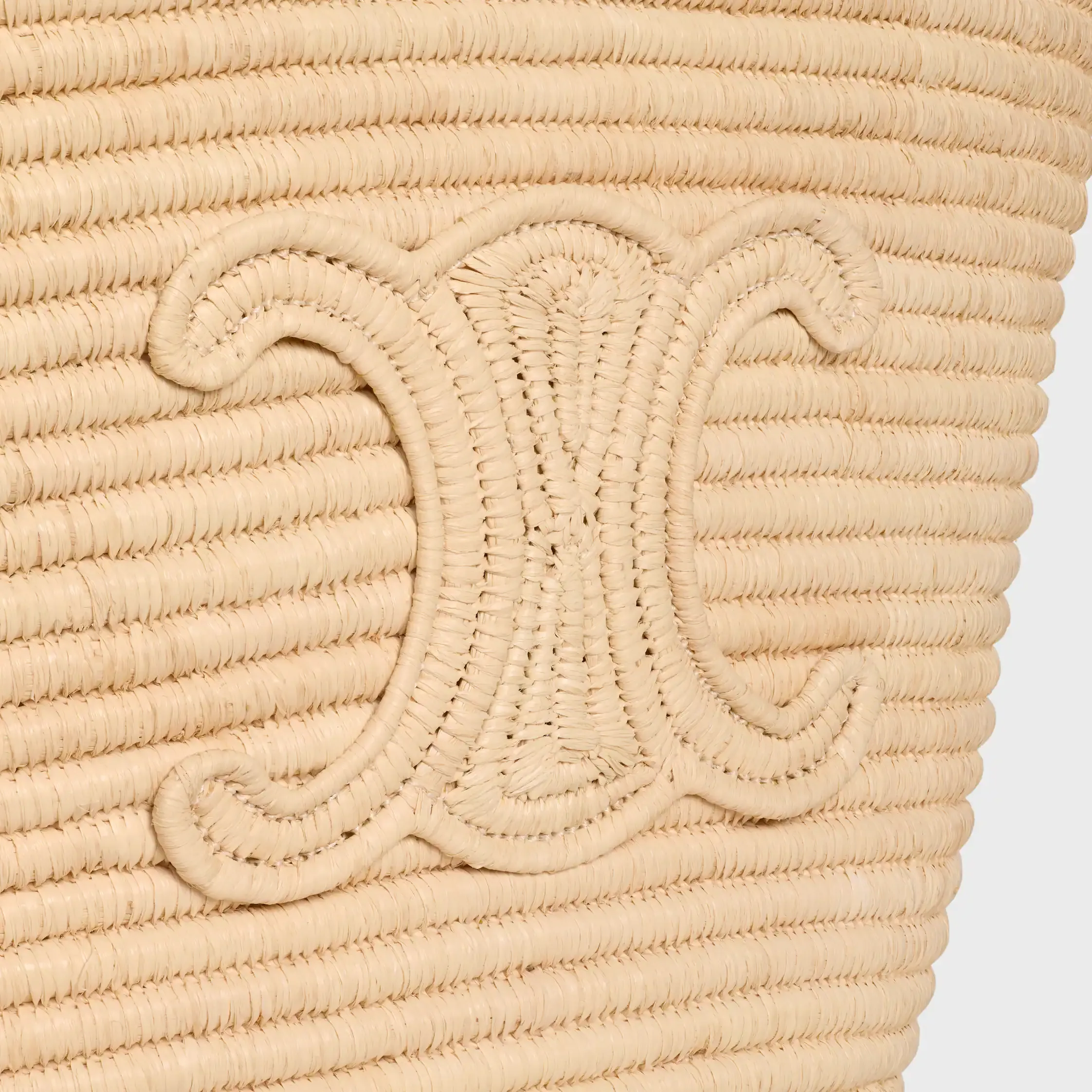 GEWEBELTER KORB AUS RATTAN