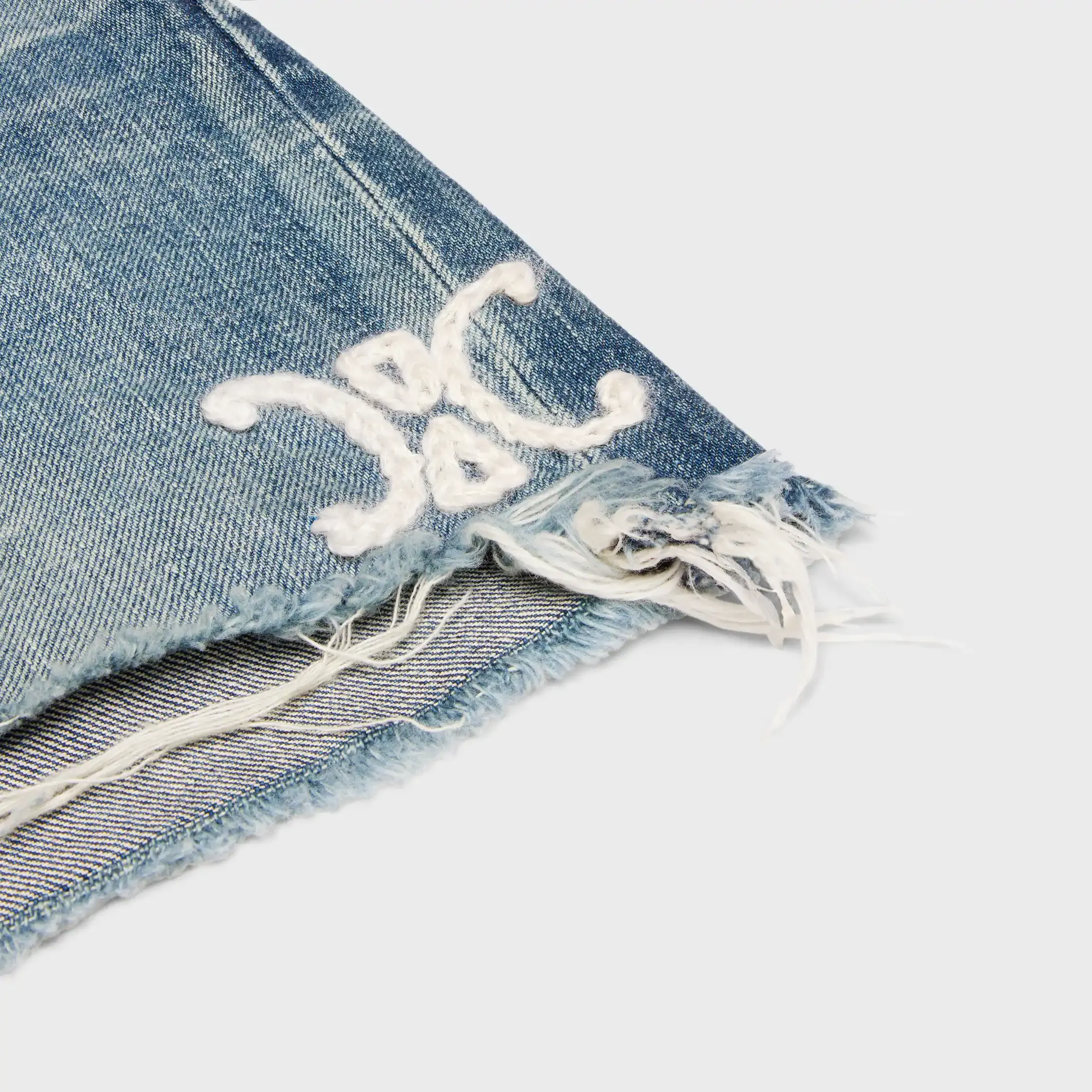 Skate-Hose im elektrischen Himmel-Wash-Denim