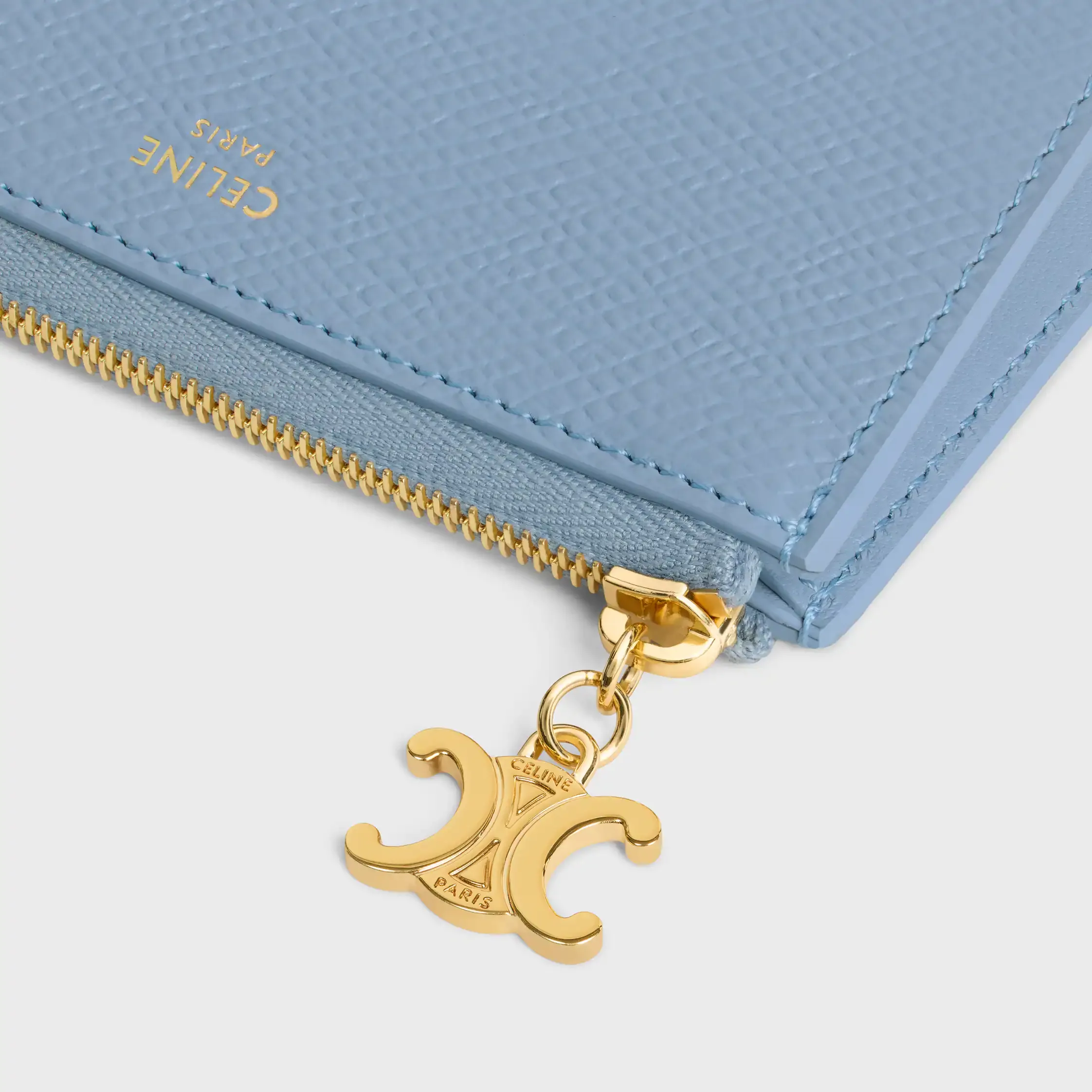 DREI-TEILIGES SET MIT TASCHEN TRIOMPHE CHARMS IN TRIOMPHE-LEINEN UND GEBRÄUNTEM KALBSLEDER