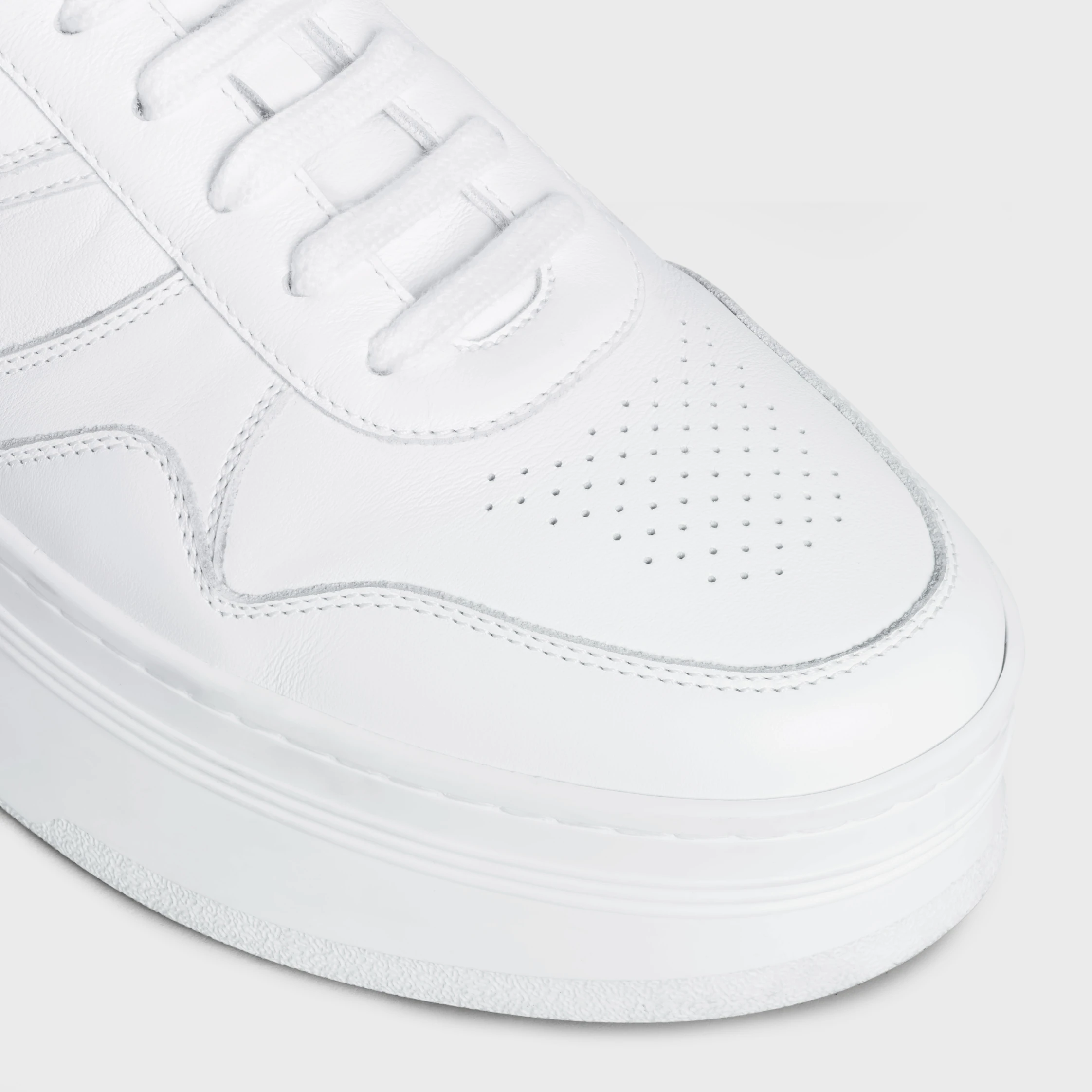 BLOCK-SNEAKERS MIT WEDGE-AUSLAUF IN KALBSLEDER