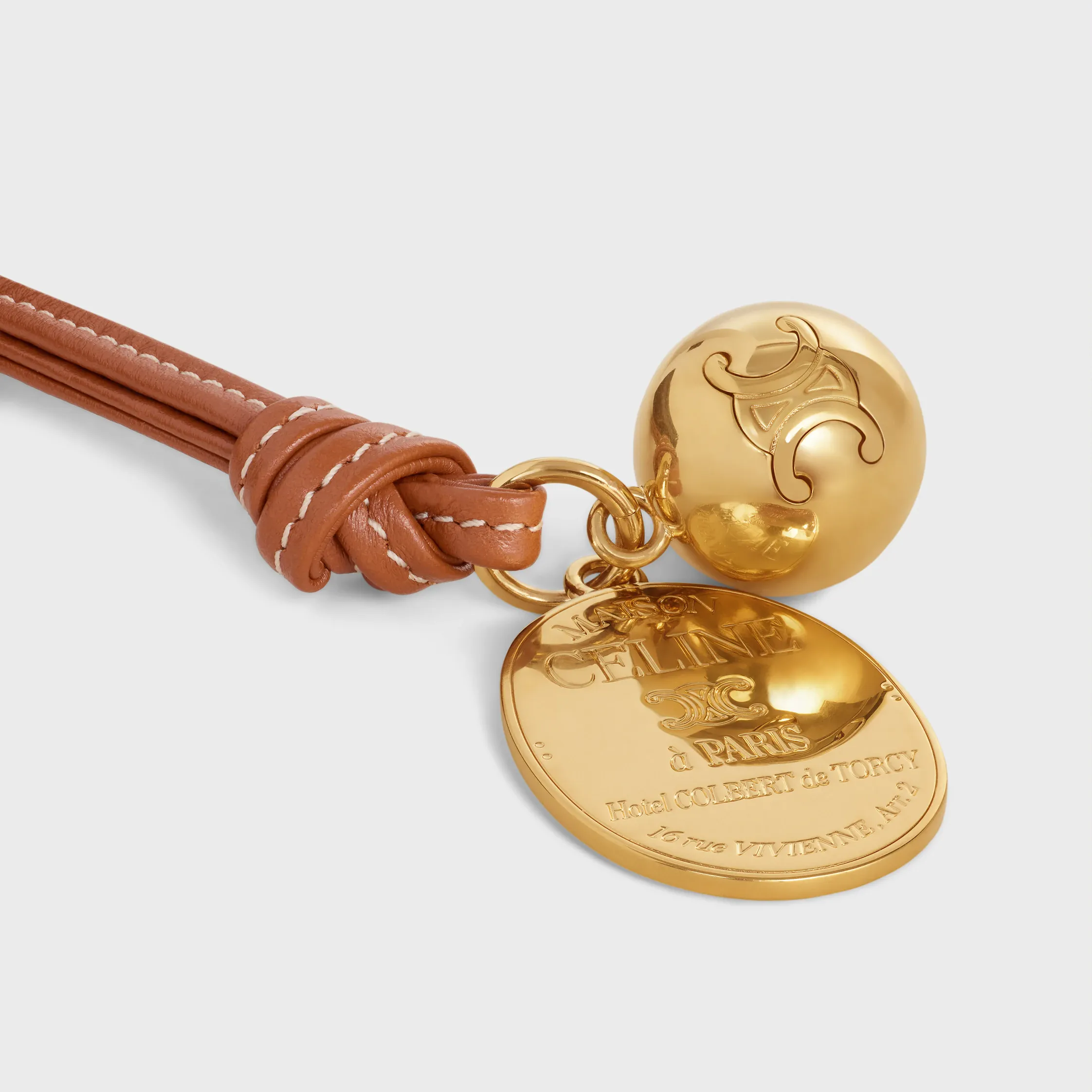 MAISON CELINE MEDAILLON-ANHÄNGER AUS GLATTEM LAMMLEDER UND METALL