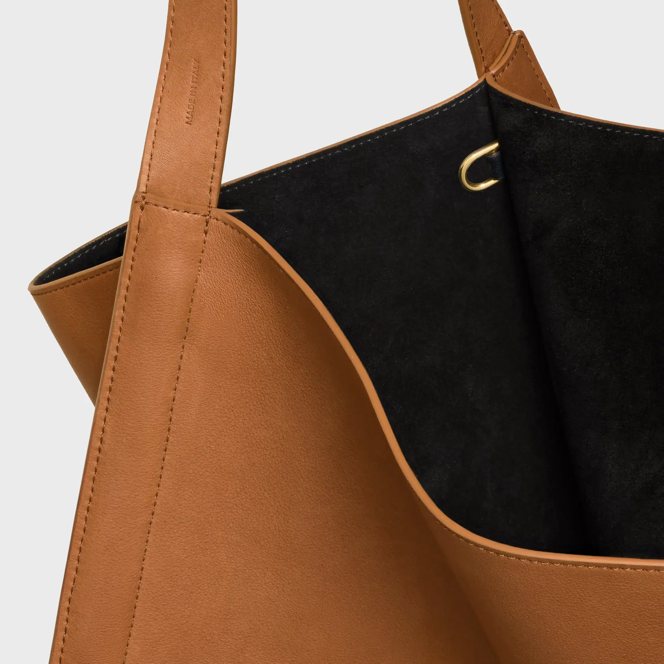 MITTELGROßE WÜRFELTASCHE AUS WEICHEM KALBSLEDER