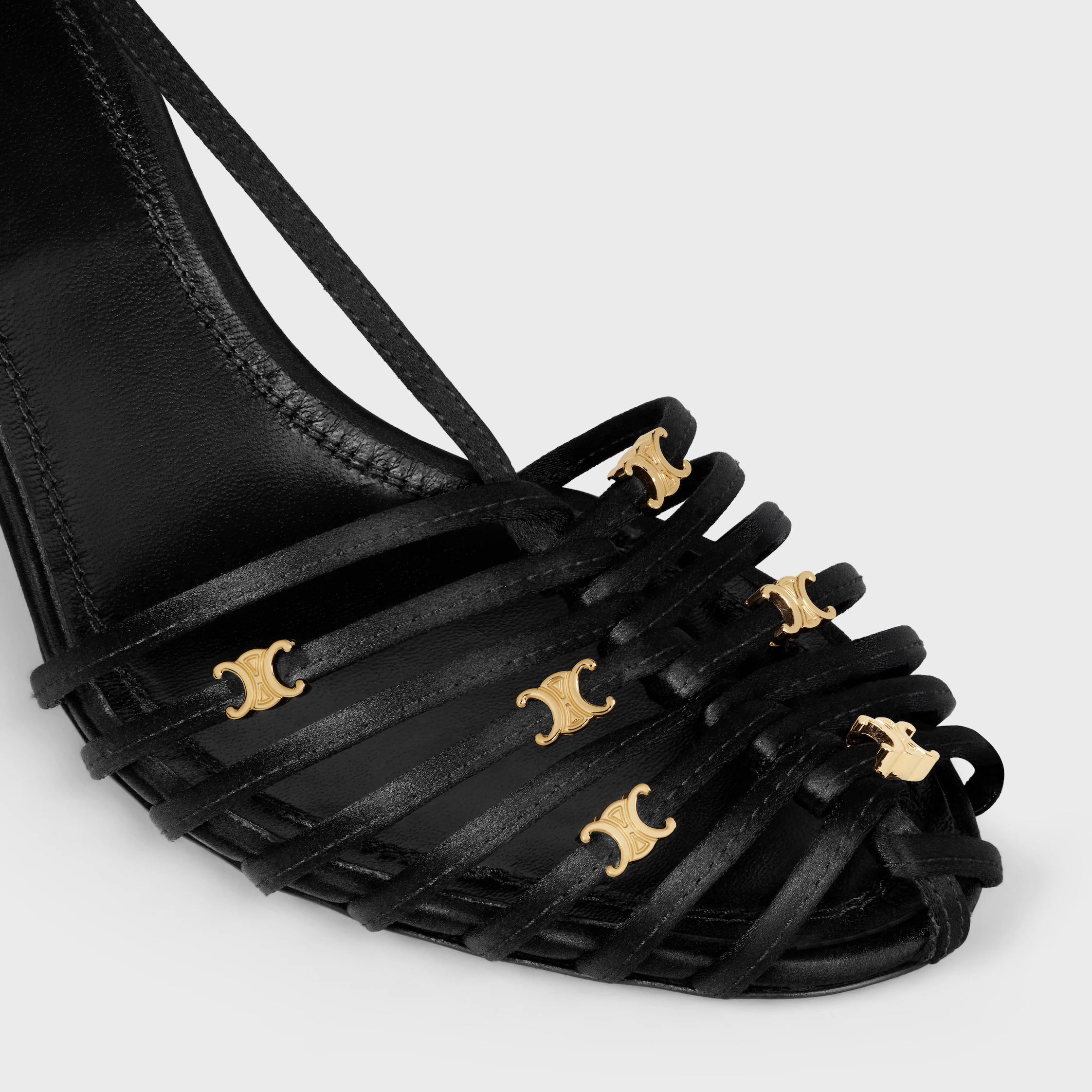 SCHUH MIT HÖHE IN Satin