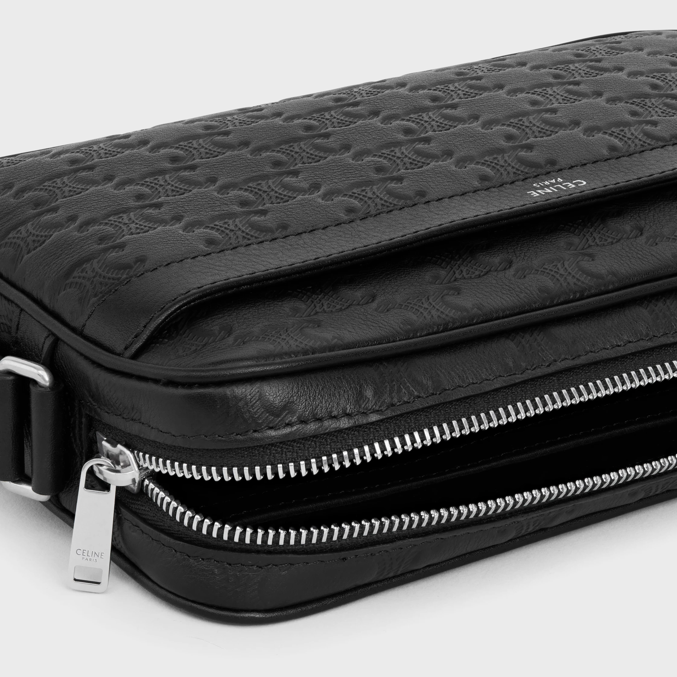 Medium Messengerbag aus Kalbsleder mit embossiertem Triomphe-Muster
