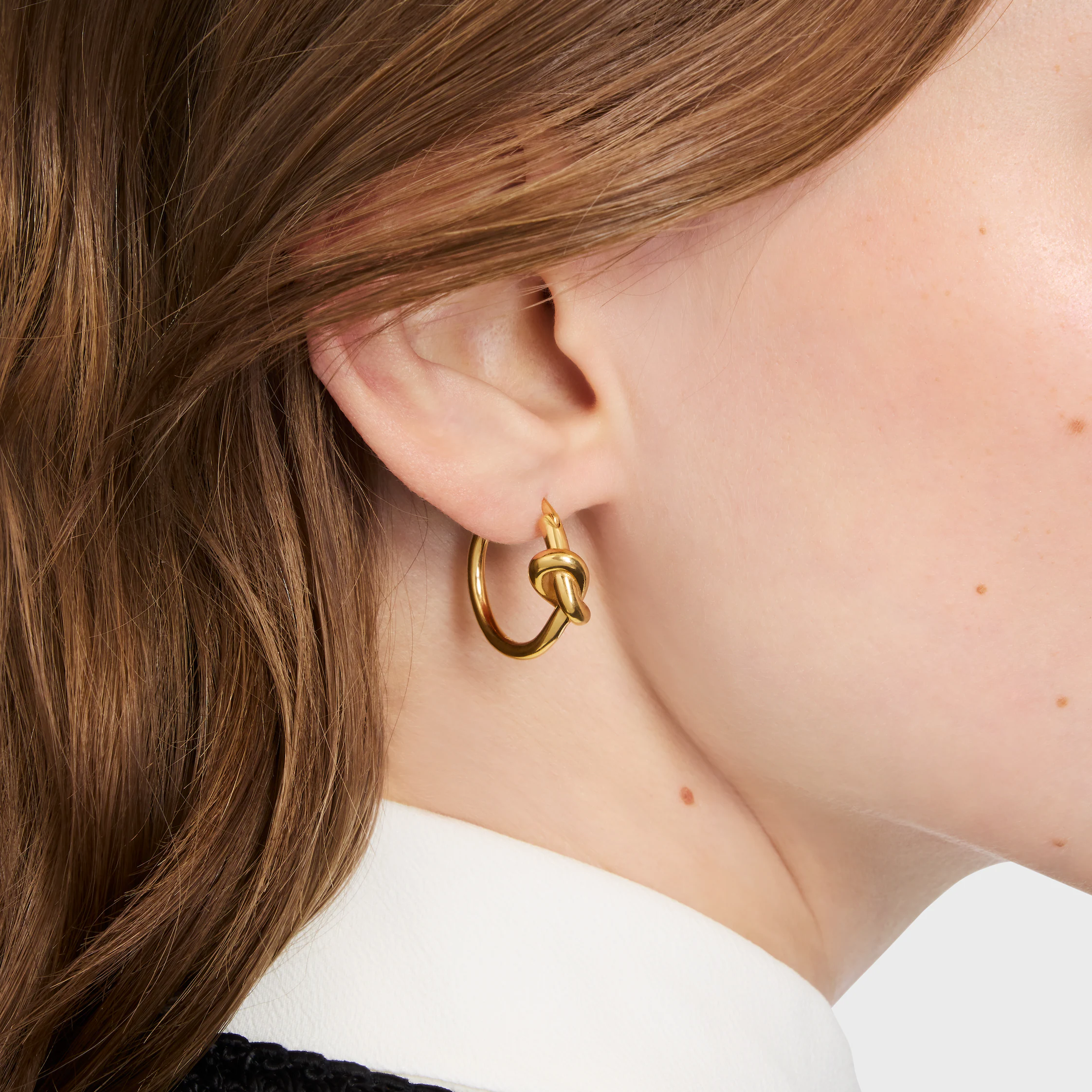 Knot Small Hoops aus Messing mit Goldfinish