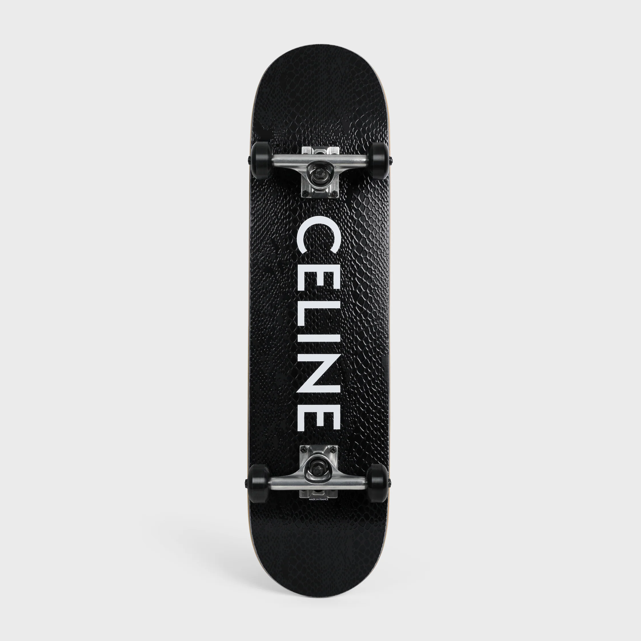 SKATEBOARD MIT TEXTURIERTER SCHLANGE UND CELINE-DRUCK