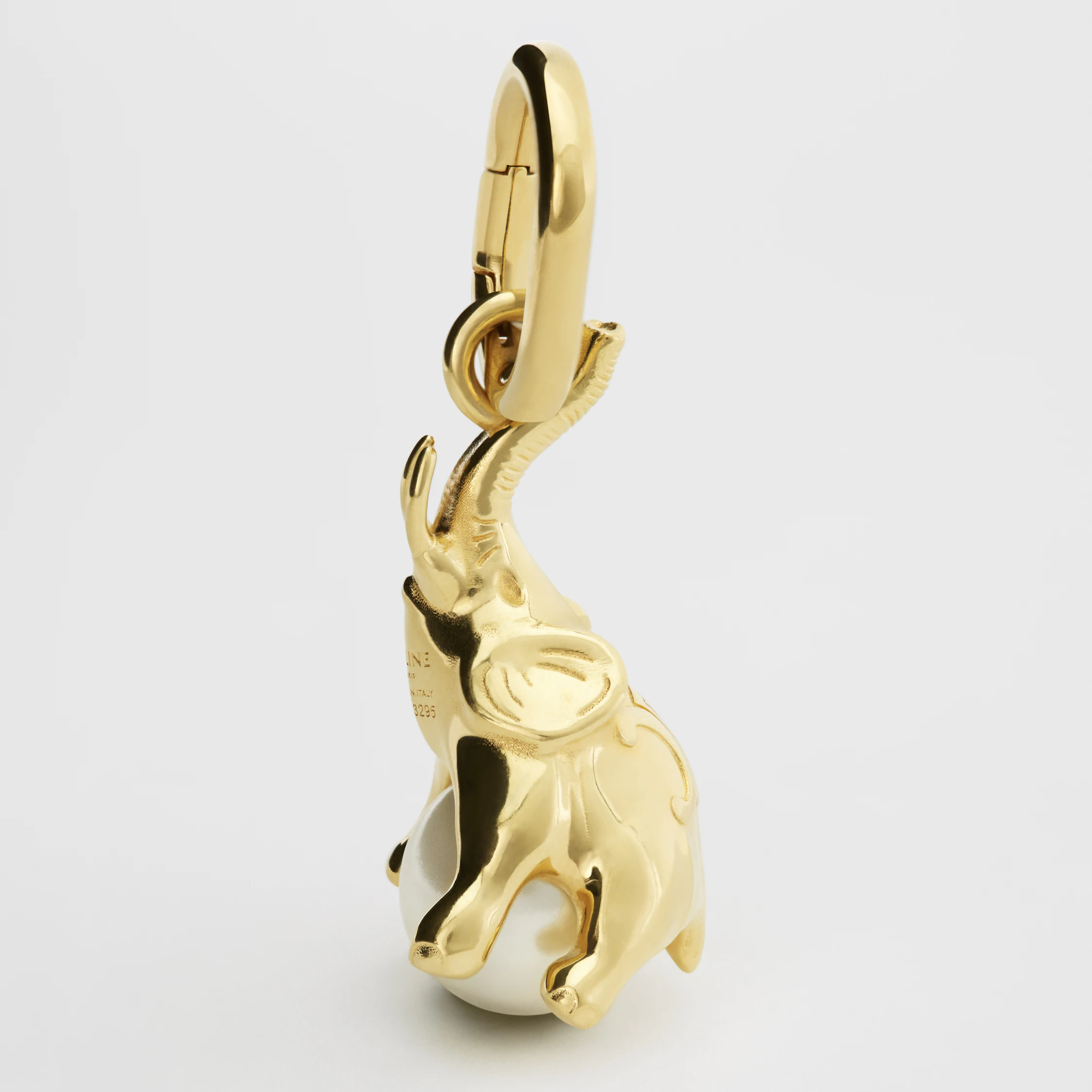 ANHÄNGER ELEFANT AUF PERLE AUS BRONZE MIT GOLDFINISH UND HARZPERLE