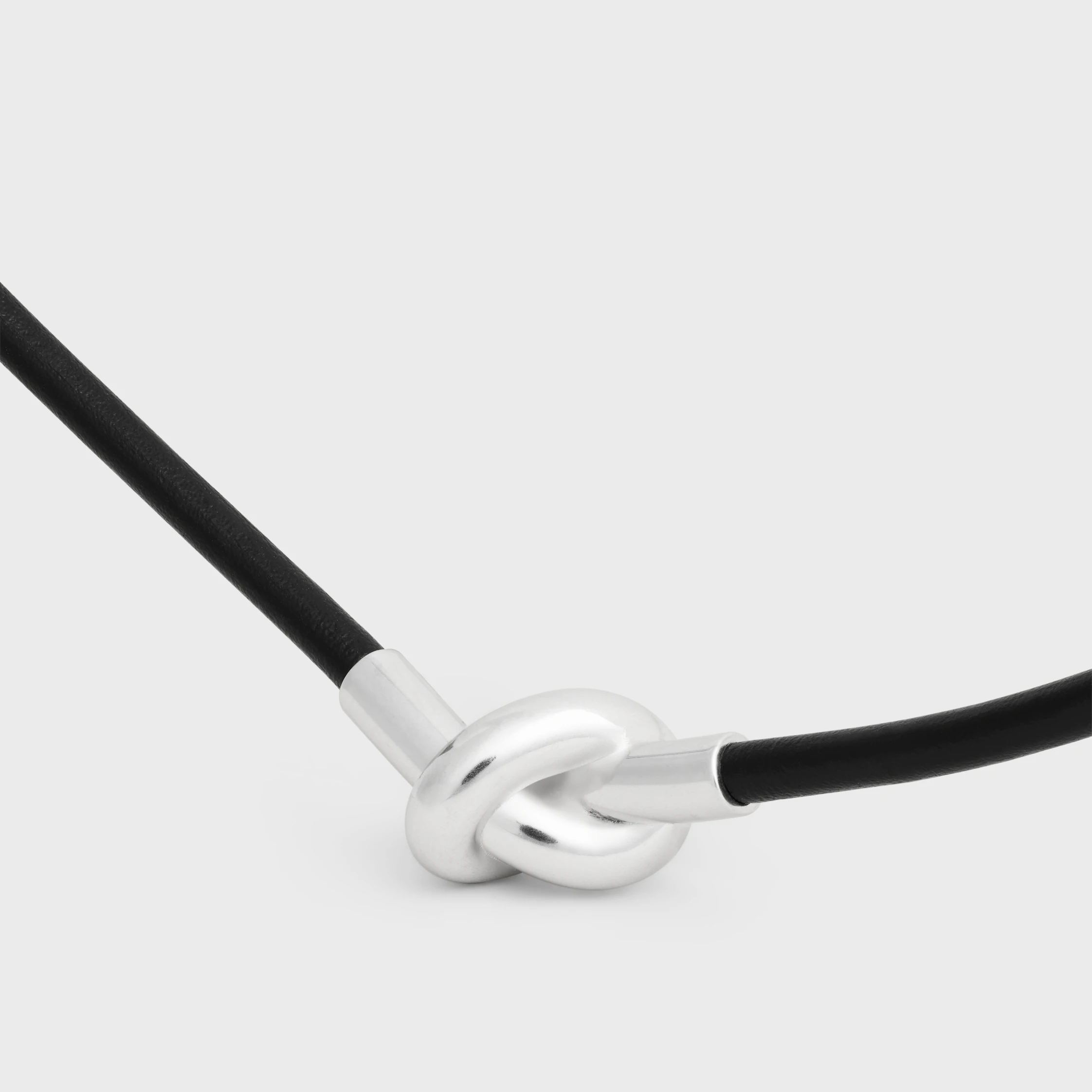 Knot-Halskette aus Kalbsleder und Messing mit Rhodium-Overhead