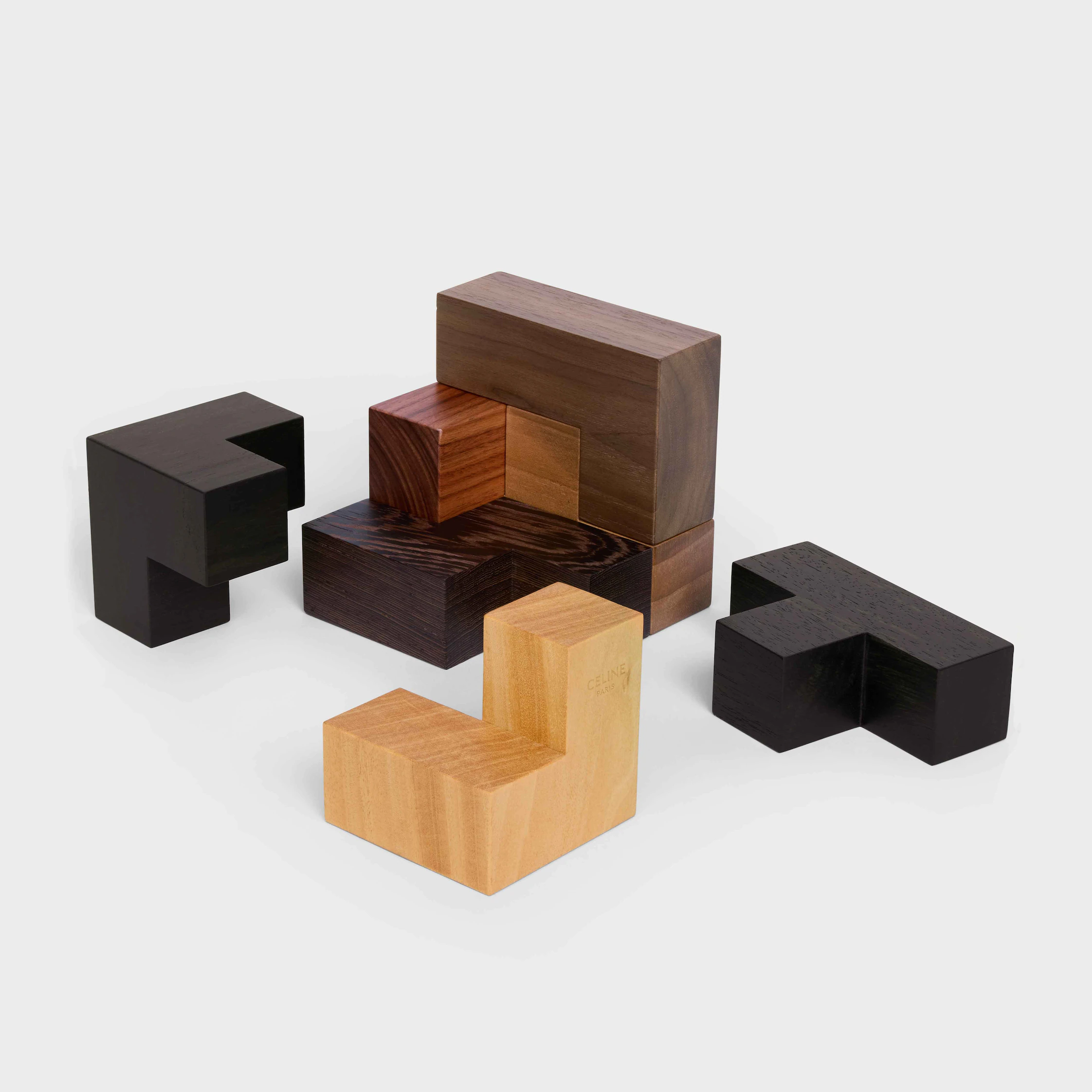 Puzzlewürfel aus Holz und natürlicher Kalbsledertasche