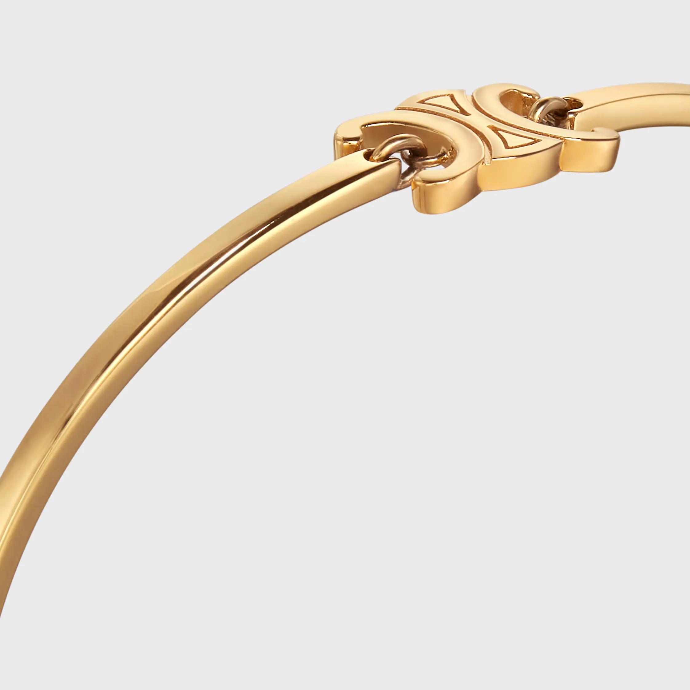 Triomphe Gelenkter Armreif aus Messing mit Goldfinish