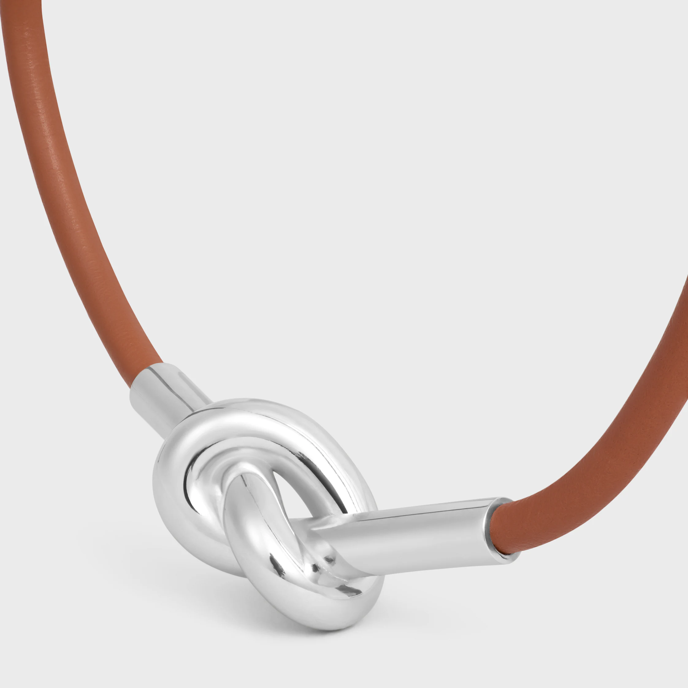 Knot-Armband aus Kalbsleder und Messing mit Rhodium-Overcoat