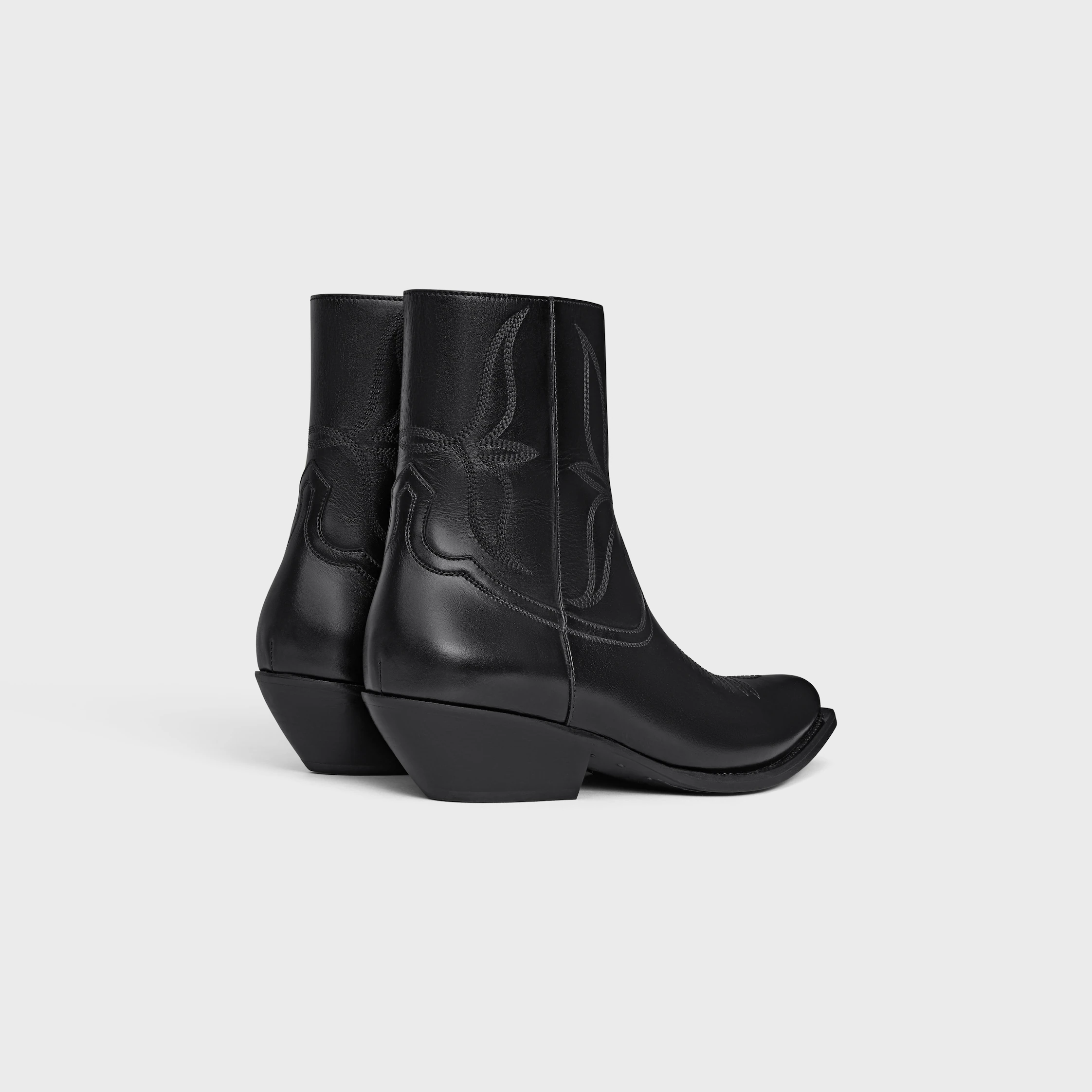 BOOT LEON IN GLANZENDEN KALBSLEDER